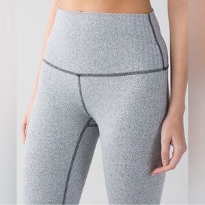 Lululemon Wunder Under‎ Pant (Roll Down)
Heathered Herringbone Black White 6